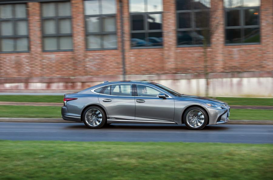  Lexus LS500h AWD 2018 года  (UK) (фото 22 из 40)